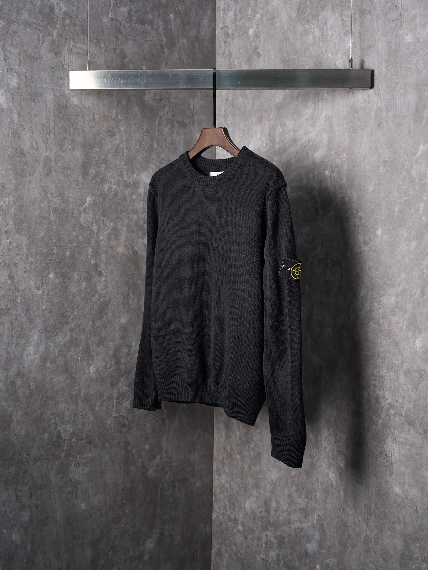 P410 Actual auction】Stonesland/Stone Island knitted round neck long-sleeved sweater with embroidered arm logo [Color] Black Gray Apricot [Ready Stock] S M L XL Made of 30% wool, 50% cotton, 20% spandex. The arm embroidery logo is made of double-layer soft leather, with embroidery logo technology on the surface and embellishment with the brand logo. Comes with laser engraved metal buttons. Garment washing-fixing color-fixing pattern-removing wool impurities.  This style is woven with a 7-needle imported machine, with knitted threads on the neck and hem, and embroidered logos on the arms to present the brand vision.
